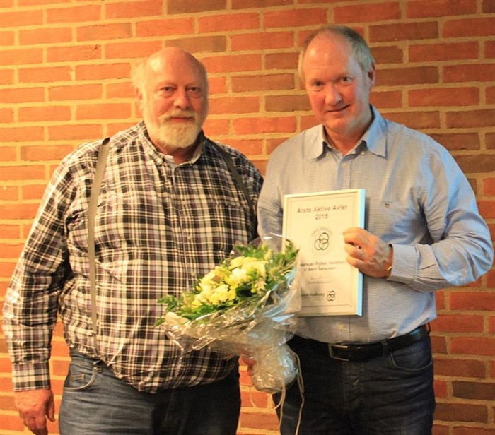 Henning Hansen, formand for Dansk Kødkvæg, hæder Bent med blomster og diplom for Årets Aktive Avler 2015