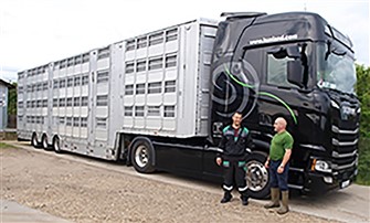 Lastbilen og de to chauffør, der bragte
Rosenkær Primeline 467, og tre andre danske Hereford tyre til 
Ungarn, inden afgangen fra Danmark