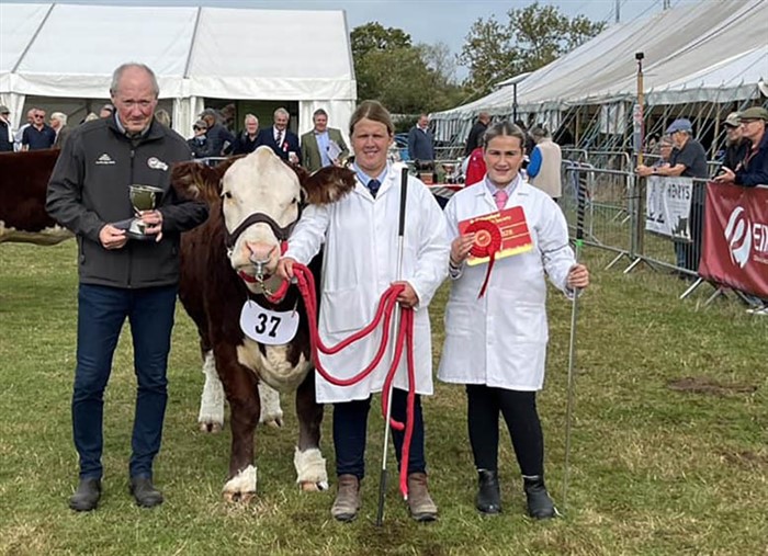 Bent overrækker vandreokalen THE PERNILLE PERPETUAL TROPHY til Bethan Hutchinson, Bethanfield Herefords, for kvien Coley 1 Keepsake