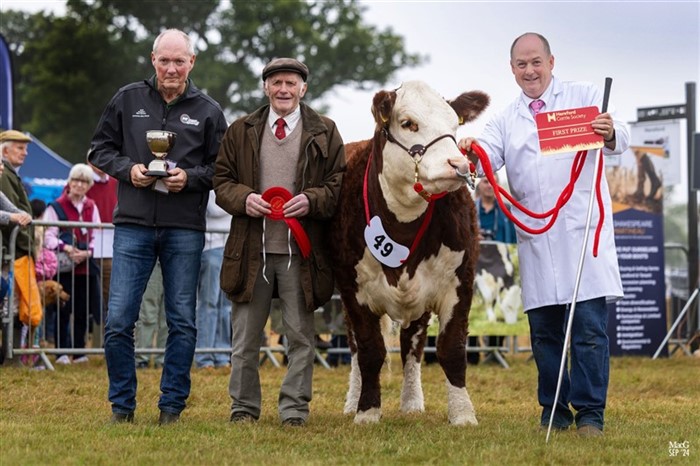 Bent overrakte sammen med Bernard Rimmer, Barbern Polled Hereford,  vandrepokalen, The Pernille Perpetual Trophy, til Tom Harrison for kvien Moralee 1 Sparkles PR285