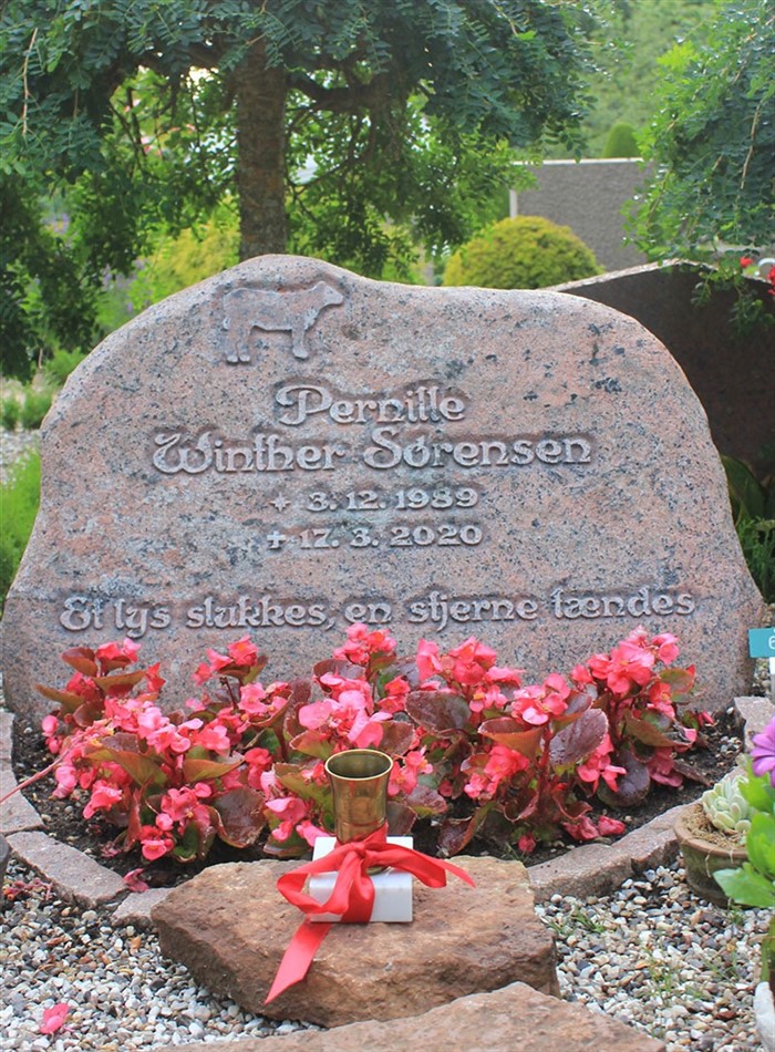 Hængerøvs Vandrepokalen står hos Pernille på hendes gravsted på Vedslet Kirke