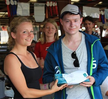 Josephine Mortensen fra Hereford Ungdom overrækker gave for Årets Bedste Fighter til Rasmus
