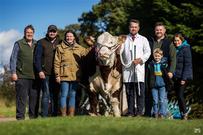 Meget glade sælger, Rempstone Herefords tv., og køber, Welburn Herefords th., sammen med Rempstone Herefords stockman Joe Clark og Rempstone 1 Alpha N688